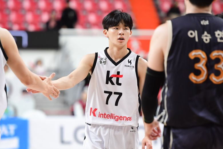 KT 신인 가드 강성욱이 지난 27일 울산에서 열린 현대모비스전 도중 동료들과 하이파이브하고 있다. 사진=KBL 제공