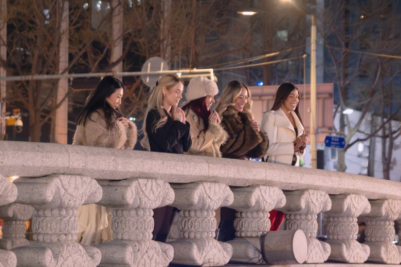 MEU NAMORADO COREANO. Camila Kimin, Luanny Vitalin, Katy Dias , Mariana Tollendal, Morena Monaco in Meu Namorado Coreano. Cr. Nat Odenbreit/Netflix © 2025