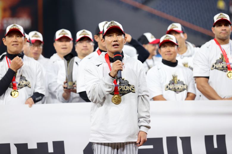 염경엽 LG 감독이 2025시즌 통합우승을 차지하고 소감을 밝히고 있다. 사진=LG트윈스 제공