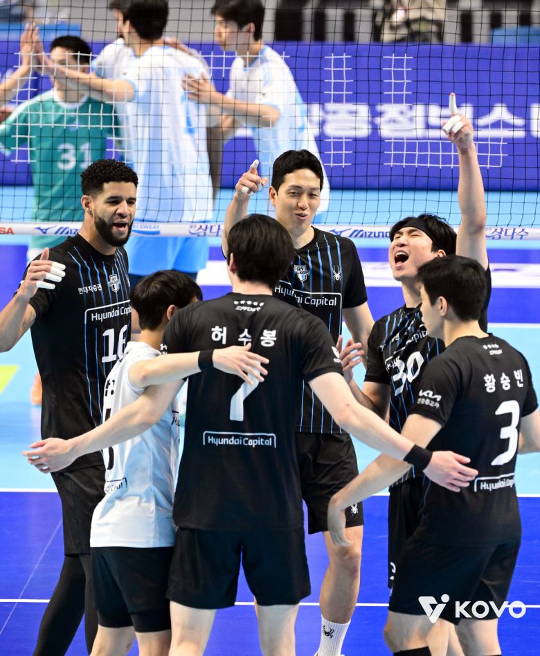 현대캐피탈 선수단이 대한항공과의 맞대결에서 득점을 올리고 기뻐하고 있다. 사진=KOVO 제공