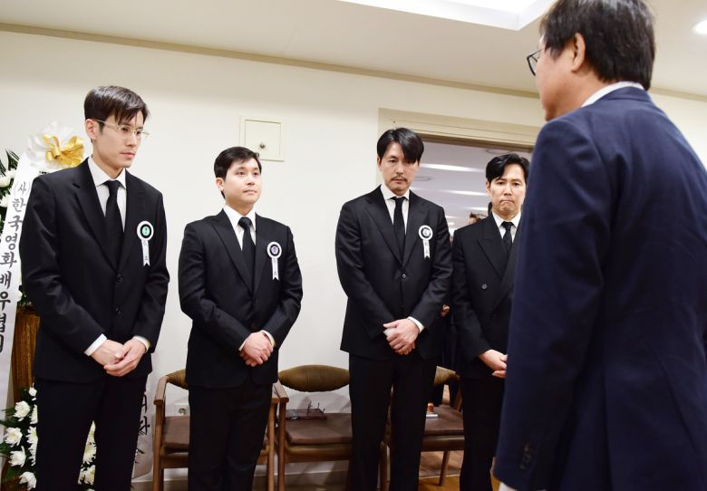 최휘영 문화체육관광부 장관이 5일 서울 서초구 서울성모병원 장례식장에 마련된 배우 안성기의 빈소에서 조문한 뒤 고인의 아들과 인사하고 있다. 오른족 두 번째부터 배우 정우성, 이정재. 사진공동취재단