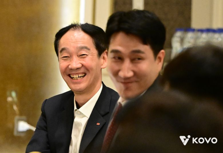 김철수 한국전력 단장(왼쪽)과 권영민 한국전력 감독이 밝게 미소 짓고 있다. 사진=KOVO 제공