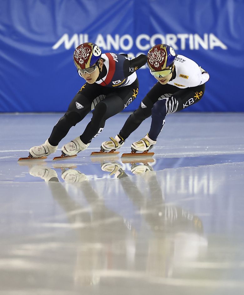 쇼트트랙 국가대표 임종언(왼쪽)과 김길리가 지난해 12월23일 충북 진천국가대표선수촌에서 신년 훈련을 하고 있다. 사진=뉴시스