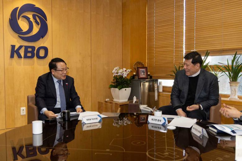 정헌율 익산시장(왼쪽)과 허구연 KBO 총재. 사진=KBO 제공