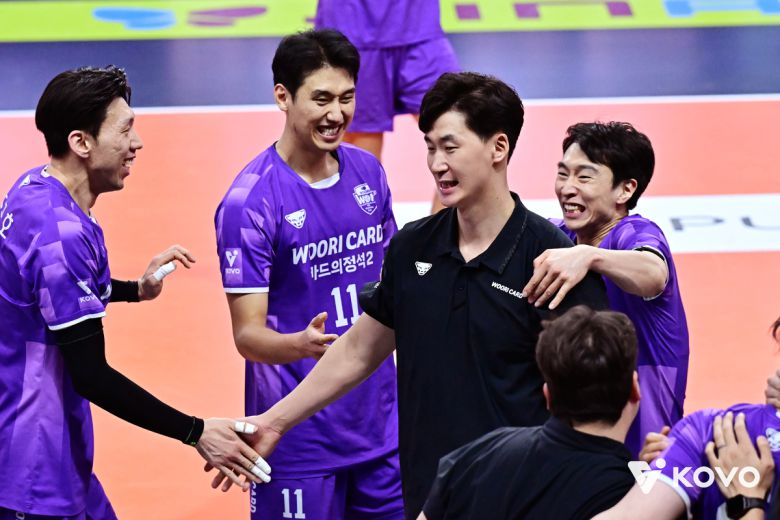 박철우 우리카드 감독대행이 지난 2일 부산 OK저축은행전에서 승리하고 선수단의 축하를 받고 있다. 사진=KOVO 제공