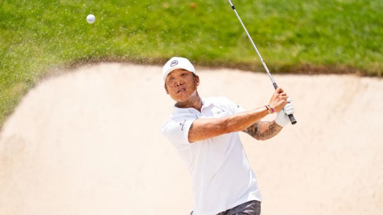 앤서니 이 12일 미국 플로리다주 리칸토의 블랙 다이아몬드 랜치에서 열린 LIV 골프 프로모션 대회에서 벙커샷을 하고 있다. LIV 골프 제공