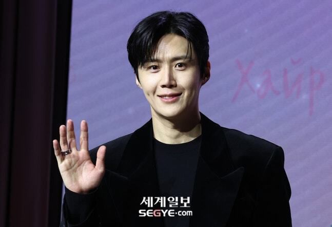 배우 김선호가 13일 오전 서울 강남구 조선 펠리스 서울 강남에서 열린 넷플릭스 드라마 '이 사랑 통역 되나요?' 제작발표회에 참석해 포즈를 취하고 있다. 한윤종 세계일보 기자