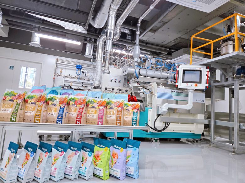 우리와 펫푸드 연구소의 파일럿룸에 사료 제조시설인 익스트루더가 구비돼 있다. 박재림 기자