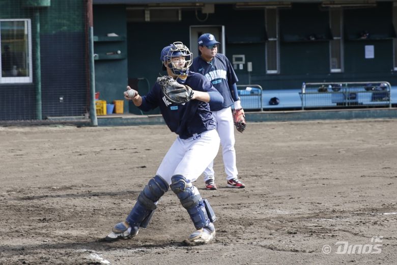 NC 이희성이 일본 오키나와에서 열린 2025시즌 마무리캠프에서 훈련에 임하고 있다. 사진=NC다이노스 제공