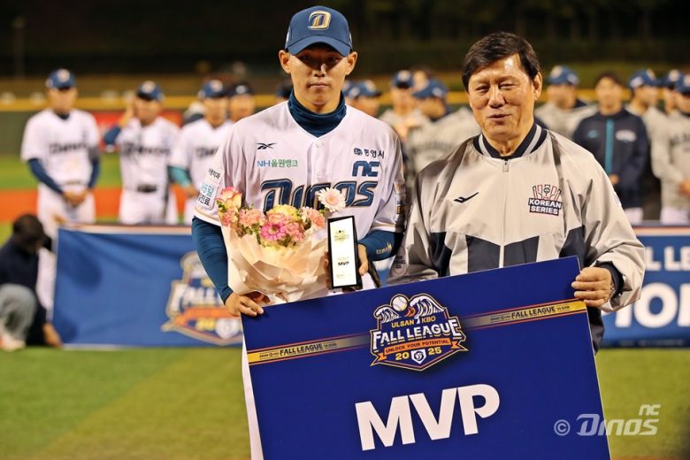 NC 신재인(왼쪽)이 지난해 열린 울산-KBO 폴리그에서 대회 최우수선수에 선정된 후, 허구연 KBO 총재와 기념촬영을 하고 있다. 사진=NC다이노스 제공