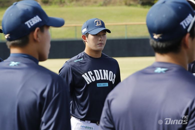 NC 고준휘가 일본 오키나와에서 열린 2025시즌 마무리캠프에서 코치진의 지시를 경청하고 있다. 사진=NC다이노스 제공