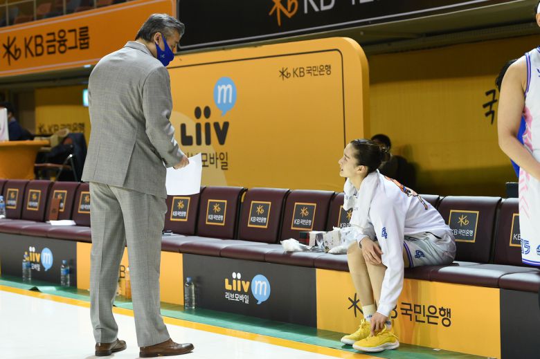 임근배 삼성스포츠 농구단장(왼쪽)이 지난 2021년 삼성생명 감독 시절 윤예빈과 청주체육관에서 대화를 나누고 있다. WKBL 제공