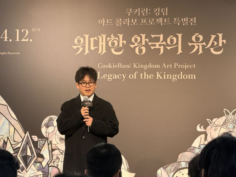 정기완 데브시스터즈 마케팅전략사업팀장이 전시를 소개하고 있다. 신정원 기자