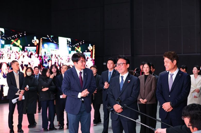 김민석 국무총리가 지난 16일 경기도 파주시 CJ ENM 스튜디오센터를 방문, 버추얼 프로덕션 스테이지 등 첨단 제작 기술을 체험하고 있다. 사진=국무조정실