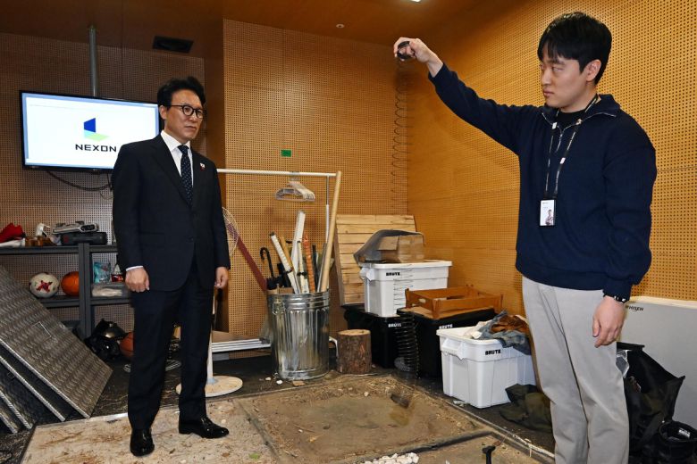 김민석 국무총리가 15일 경기 성남시 판교 넥슨 사옥을 방문해 게임 속 효과음 제작 과정을 살펴보고 있다. 사진=청사사진기자단