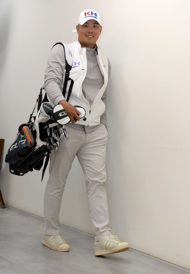 황경식 캐디가 최근 세계비즈앤스포츠월드를 내방해 사진 촬영을 하고 있다. 사진=김용학 기자
