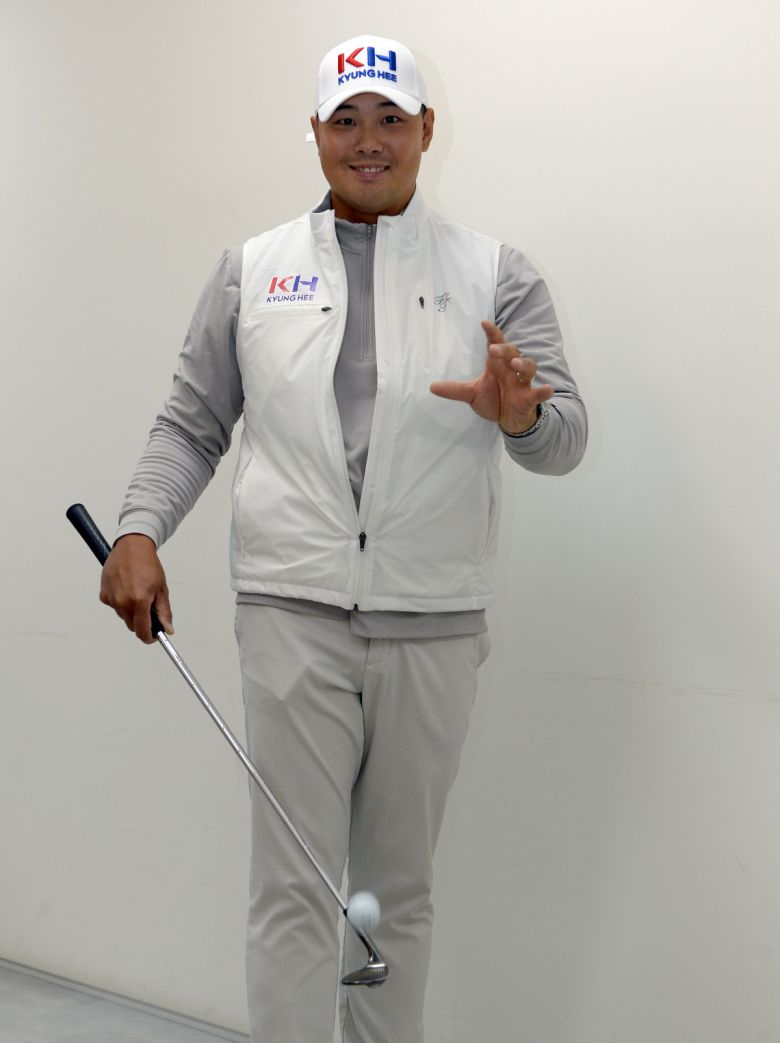 김홍택 프로와 호흡을 맞추고 있는 황경식 캐디가 최근 세계비즈앤스포츠월드를 내방해 사진 촬영을 하고 있다. 사진=김용학 기자