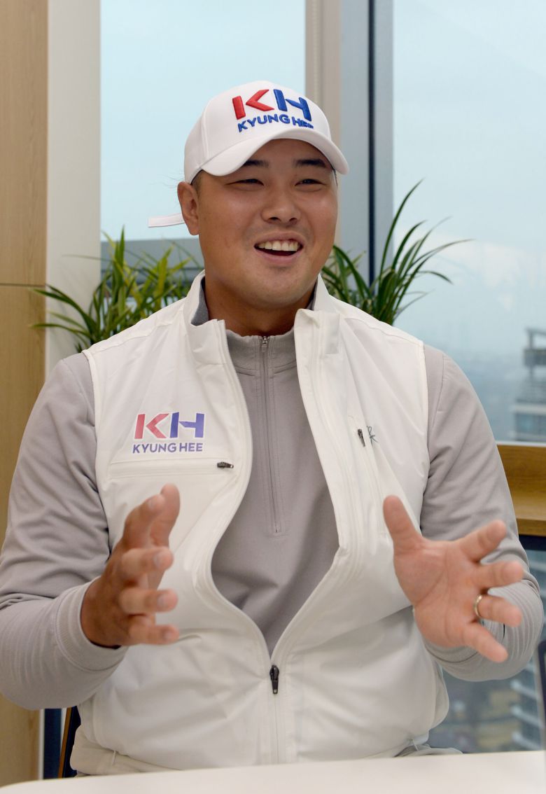 황경식 캐디가 인터뷰 중 환하게 웃으며 답하고 있다. 사진=김용학 기자