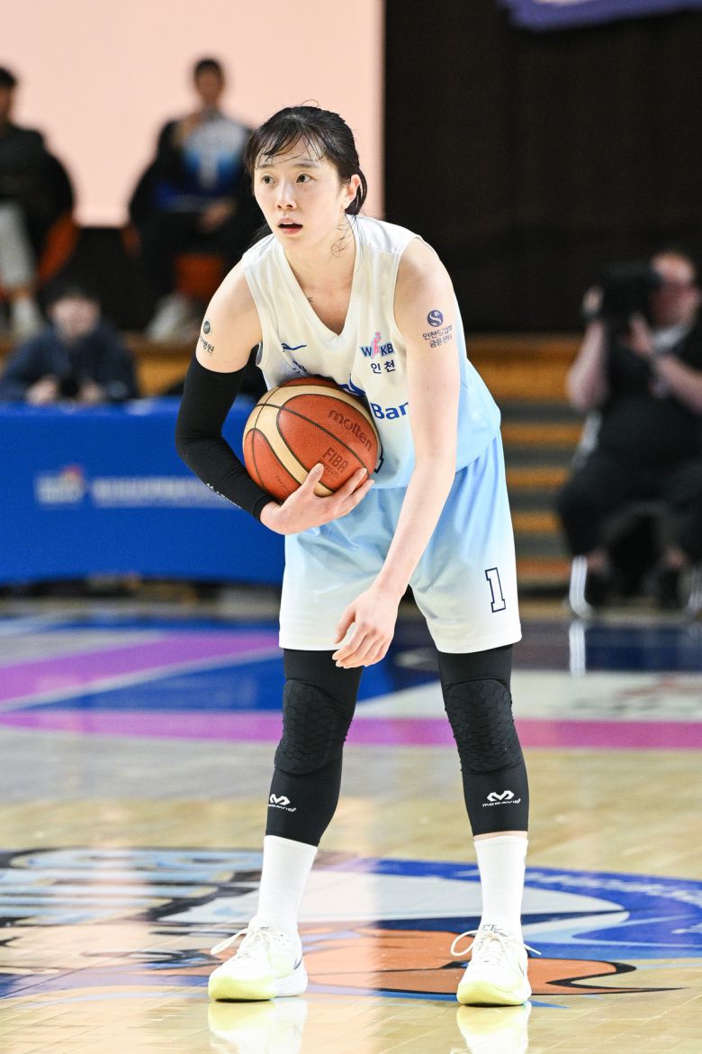 신한은행 신이슬이 지난 26일 용인실내체육관에서 열린 삼성생명전 도중 숨을 고르고 있다. 사진=WKBL 제공