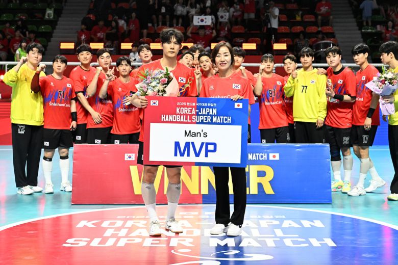 한국 핸드볼 남자 대표팀의 김태관이 경기 최우수선수(MVP)를 차지한 후, 기념촬영을 하고 있다. 사진=대한핸드볼협회 제공