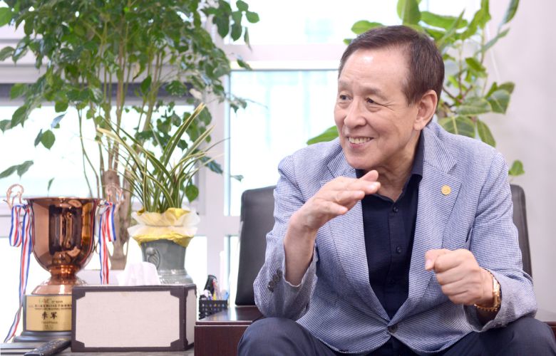 대한배구협회 오한남 회장이 서울 올림픽회관에 위치한 협회 사무실에서 스포츠월드와의 인터뷰에 임하고 있다. 사진=스포츠월드 김두홍 기자 kimdh@sportsworldi.com