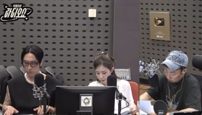 그룹 코요태의 신지가 최근 예비신랑 문원을 둘러싼 논란에 대해 직접 심경을 전했다.  사진 = KBS 라디오 ‘박명수의 라디오쇼’