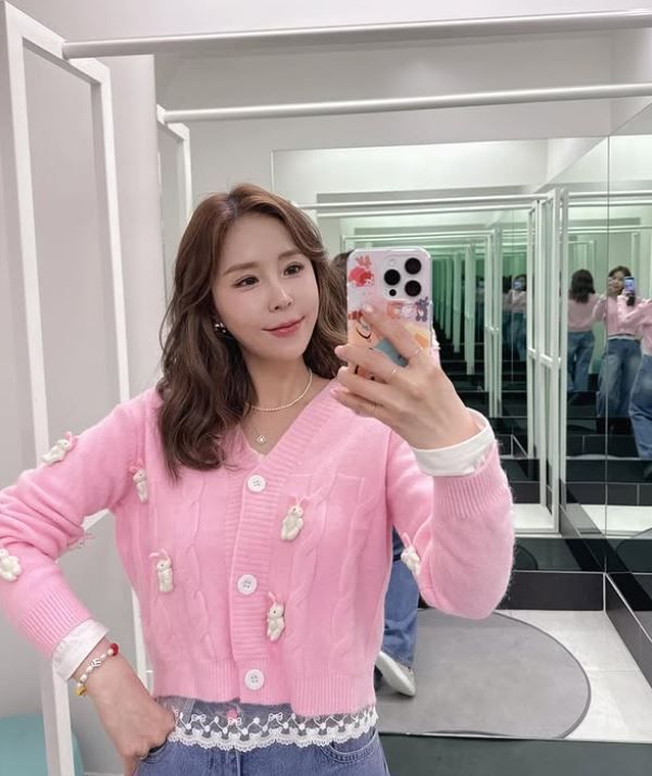 신지가 눈 성형 사실을 고백했다. 사진=신지 SNS