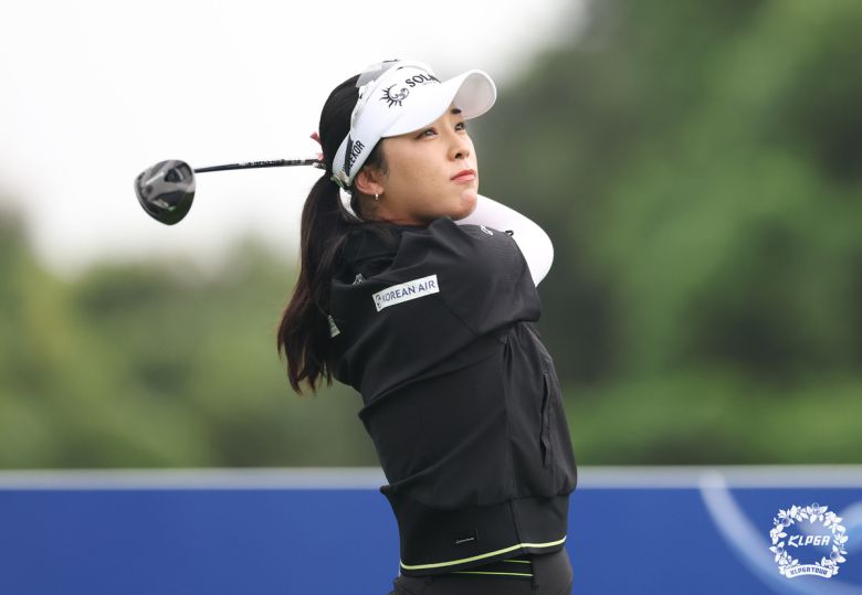 윤이나가 8일 제주도 서귀포시 사이프러스 골프앤리조트에서 열린 KLPGA 투어 제주삼다수 마스터스 2라운드 13번 홀에서 티샷을 하고 있다. KLPGT 제공