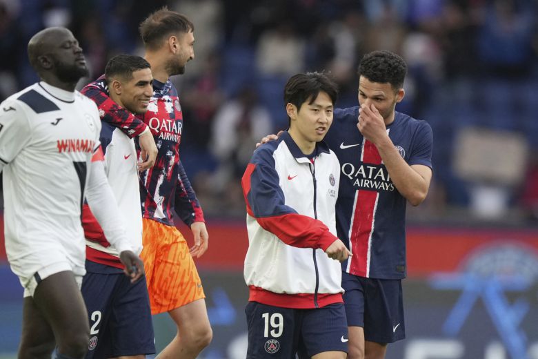 리그앙 파리 생제르맹(PSG)의 이강인이 동료와 이야기하고 있다. 사진=AP/뉴시스