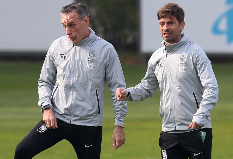 파울루 벤투 전 축구 국가대표팀 감독과 세르지우 코스타 전 코치(오른쪽)의 모습. 사진=뉴시스