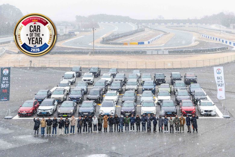 지난 12일 실차 테스트에 나선 차량들과 관계자들. 한국자동차전문기자협회