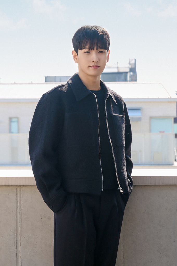 사진=사람엔터테인먼트, NEW 제공 사진 설명) 신재휘는 영화 ‘검은 수녀들’에서 유니아(송혜교)의 가까운 친구 효원의 제자 애동으로 등장했다. 특히 악령에 씌인 같은 또래의 희준(문우진)에게 마음이 기울게 되는 캐릭터를 맡아 섬세한 표현력으로 관객들의 이목을 집중시켰다. 사진=사람엔터테인먼트