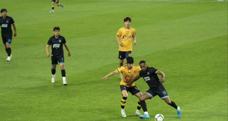 12일 오후 용인미르스타디움에서 열린 FC슈팅스타와 춘천 시민 축구단과의 레전드 리그 경기 스틸. 쿠팡플레이 제공.