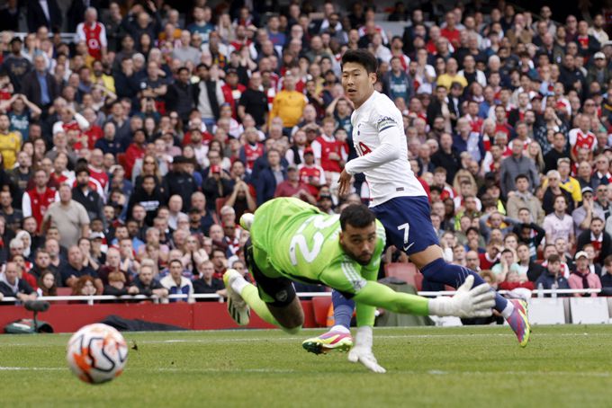 손흥민이 슈팅 후 공을 쳐다보고 있다. AP/뉴시스