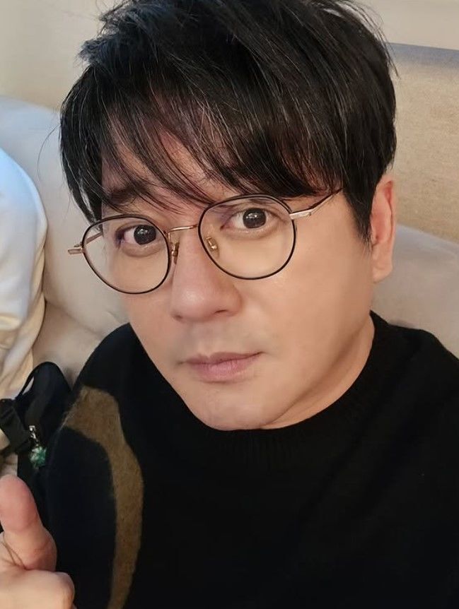 가수 신승훈이 근황을 전했다.  사진 = 신승훈 SNS 계정