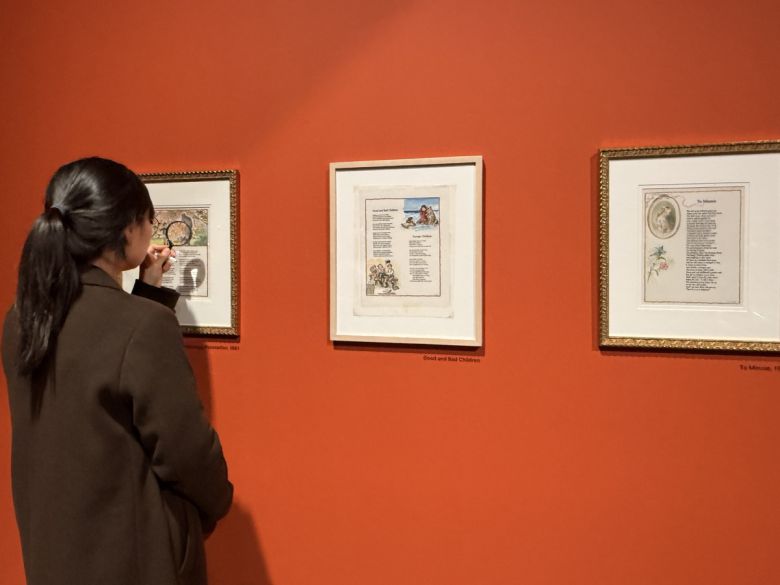 관객이 돋보기를 사용해 원화를 감상하고 있다. 신정원 기자