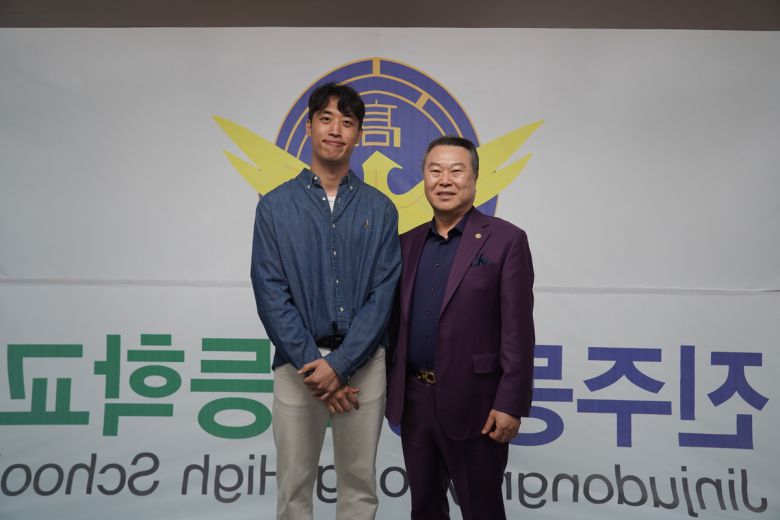 OK저축은행의 진성태(가운데)가 모교 광주 문정초 배구부에 배구용품을 기부한 뒤, 전갑수 광주광역시체육회장과 함께 사진촬영을 하고 있다. 사진=OK저축은행 읏맨 배구단 제공