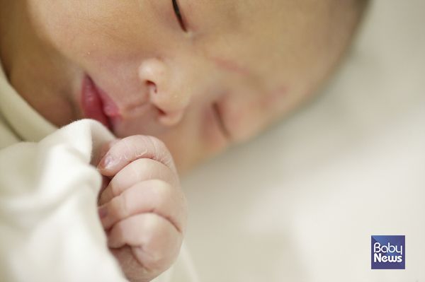 출생률이 10년 전보다 정확히 반토막 났다. 올해도 역대 최저 출생률 기록이다. ⓒ베이비뉴스