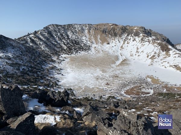 눈 내린 한라산 백록담. ⓒ김재원