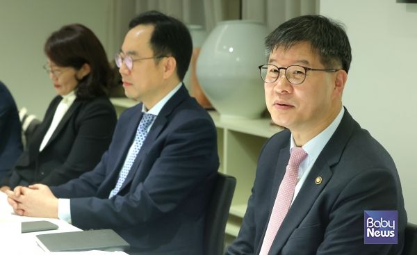 저출산 대응 전문가와 간담회하는 이기일 보건복지부 제1차관 모습. ⓒ보건복지부