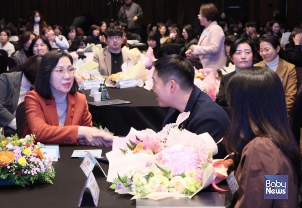 김현숙 여성가족부 장관이 6일(수) 오후 종로구 HW컨벤션센터에서 열린 '아이돌봄서비스 소통의 날'에 참석해 아이돌봄서비스 수기공모전 수상자와 이야기를 나누고 있다. 이번 행사에서는 지난 6월 개최된 아이돌봄 우수수기 공모전 수상작과 더불어 서비스 우수기관에 대한 시상이 진행됐다. ⓒ여성가족부