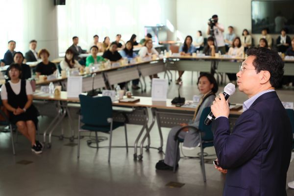 이상일 용인특례시장이 23일 시청 비전홀에서 처인구 초등학교 학부모들과 간담회를 개최했다ⓒ용인시