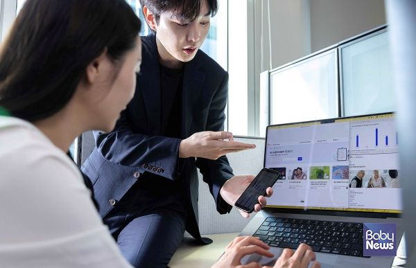 SKT 모델들이 SKT AI Survey 홈페이지에서 다양한 설문 정보를 살펴보고 있다. ⓒSKT