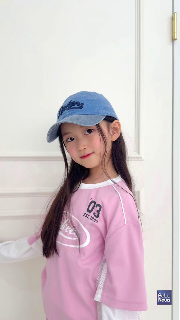 쌈디 조카 ‘채채’와 함께 패밀리룩 연출 아이템 선보여. ⓒMLB키즈