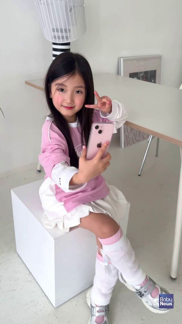 쌈디 조카 ‘채채’와 함께 패밀리룩 연출 아이템 선보여. ⓒMLB키즈