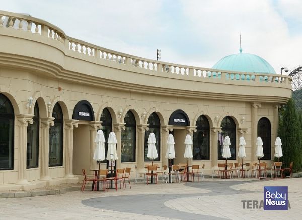 스페셜티 커피 브랜드 테라로사가 지난 3일 용인 에버랜드점을 오픈하고 어린이날 연휴를 맞아 에버랜드를 방문한 고객들을 맞이했다. ⓒ테라로사