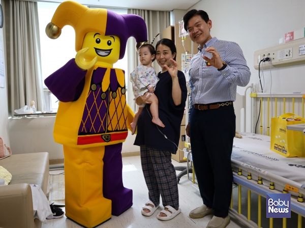 어린이 병동에 직접 방문하여 특별한 추억을 전달한 마스코트 재스터와 이순규 레고랜드 코리아 대표. ⓒ레고랜드 코리아