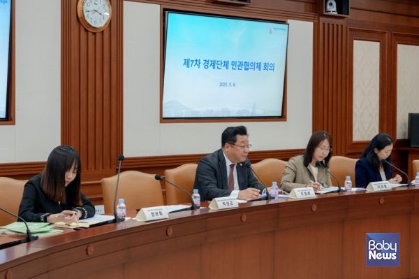 주형환 부위원장은 지난 8일 정부서울청사에서 열린 ‘저출산 대응을 위한 경제단체 민관협의체’(이하 ‘민관협의체’) 제7차 회의에서 인구위기 극복을 위한 민관협력방안을 논의했다. ⓒ저출산고령사회위원회