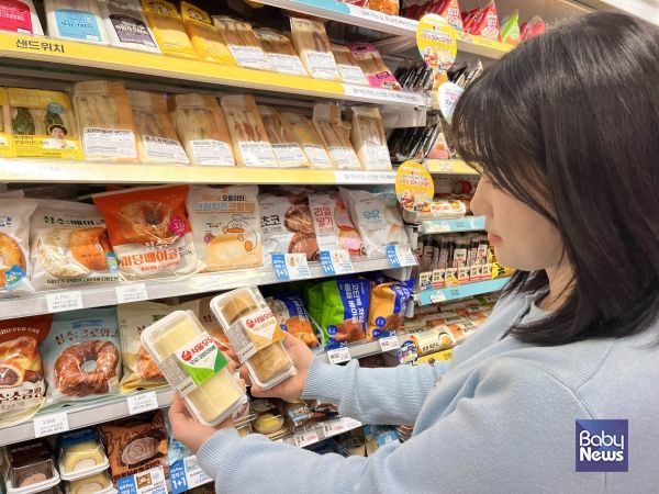 모델이 GS25에서 서울우유 우유크림모찌롤, 서울우유 커피크림모찌롤을 바라보고있다. ⓒGS25