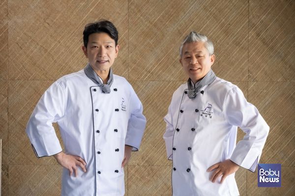도원 총괄 주방장 '이경률', 2대 총괄 주방장이자 現 신차이 오너 셰프 '유방녕'. ⓒ도원